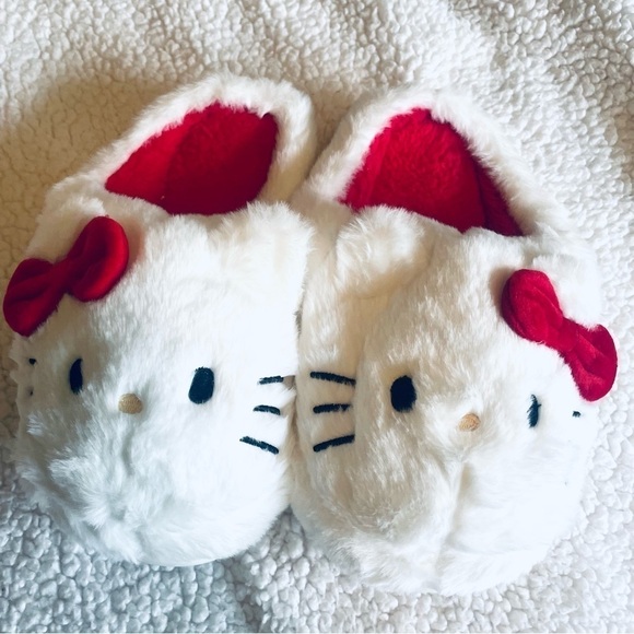 🐱New Hello Kitty by Sanrio Slippers - Plush and Soft - Size 5-5.5 💖 - Picture 4 of 10